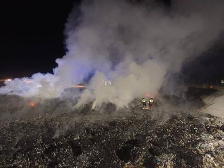 Imagen Los bomberos de la Diputación sofocan un incendio en el Centro de Reciclaje de Residuos de Los Huertos