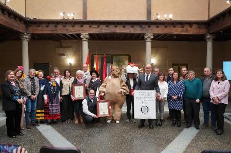 Imagen El Carnaval de Arcones y su Vaquilla se trasladan, por unos momentos, al Palacio Provincial para recibir la distinción de Manifestación Tradicional de Interés Cultural Provincial
