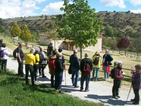 Imagen El segundo itinerario de ‘Viajero, yo te enseñaré Segovia’ repasó la historia tallada en las rocas desde la Risca de Valdeprados hasta los hornos de Cal del Zancao