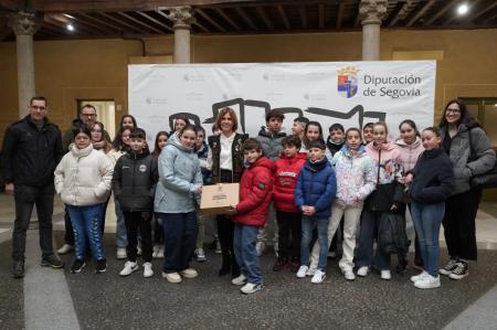 Imagen Los alumnos de 6º de Primaria del CEIP Elena Fortún reciben una cesta de Alimentos de Segovia como ganadores del concurso del Belén de Playmobil de la Diputación